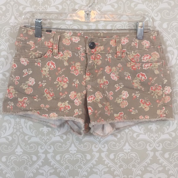 LC Lauren Conrad Pants - {Lauren Conrad} Size 6 Beige w/Peach Floral Shorts